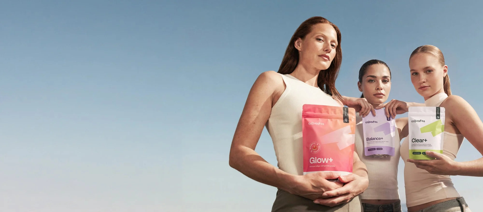 Drei Frauen mit Glow+, Balance+ und Clear+ vor blauem Himmel